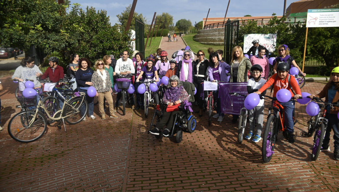 Marcha en bicicleta de la Plataforma Cordobesa Contra la Violencia a las Mujeres. / Juan Ayala