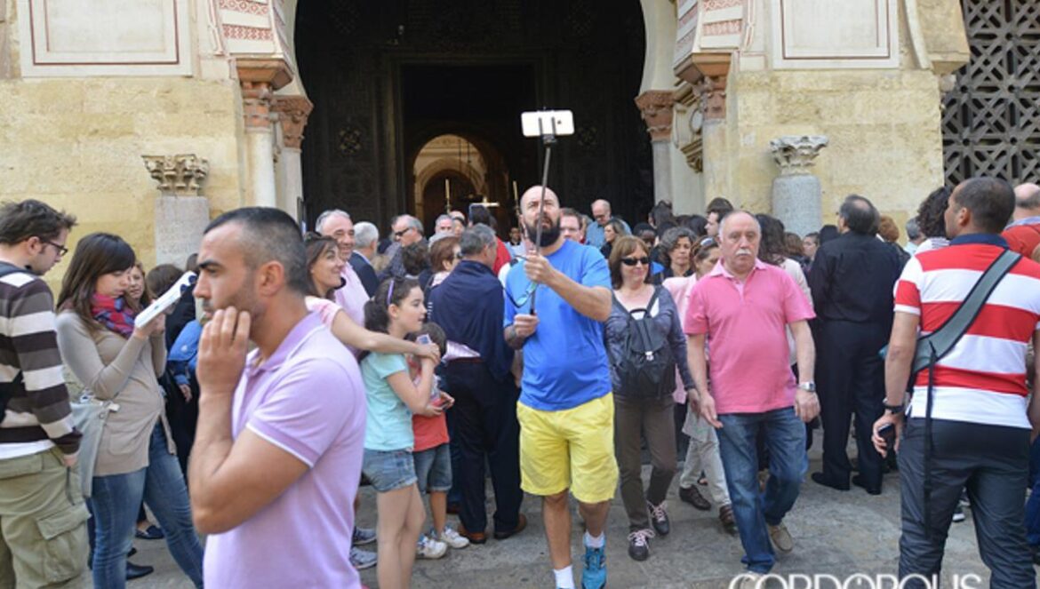 Un turista se hace un selfie en el Patio de los Naranjos TONI BLANCO Pisos turísticos en Córdoba en la pantalla de un ordenador J. M. Ayala El alcalde, José María Bellido. J.M. Ayala
