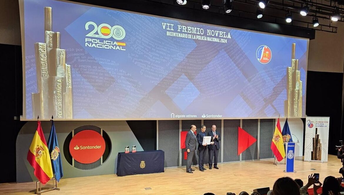 Francisco José Jurado recibe la VII Edición del Premio Novela Policía Nacional.
