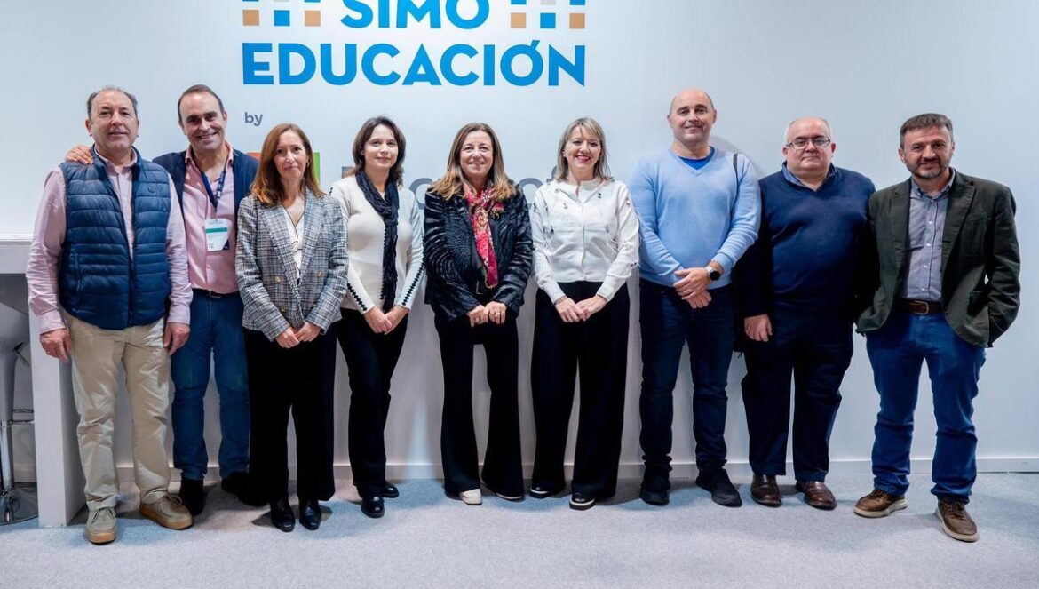 La consejera de Desarrollo Educativo y Formación Profesional, María del Carmen Castillo (c), junto a representantes de los centros educativos premiados en SIMO Educación.
