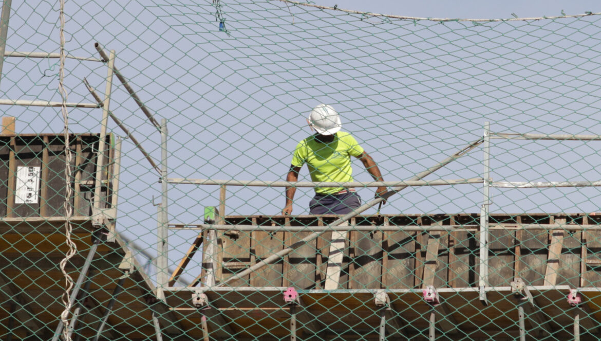 Un obrero trabaja en la obra de construcción de un bloque de pisos. / El Día