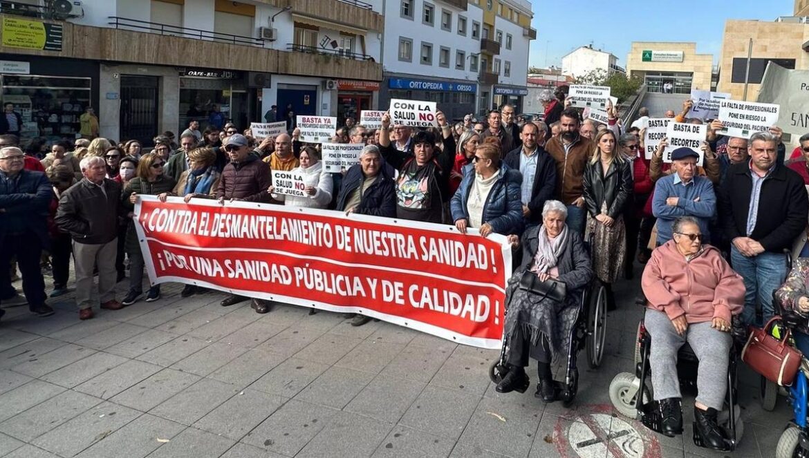 Concentración por una sanidad pública y de calidad ante el Hospital de Pozoblanco.