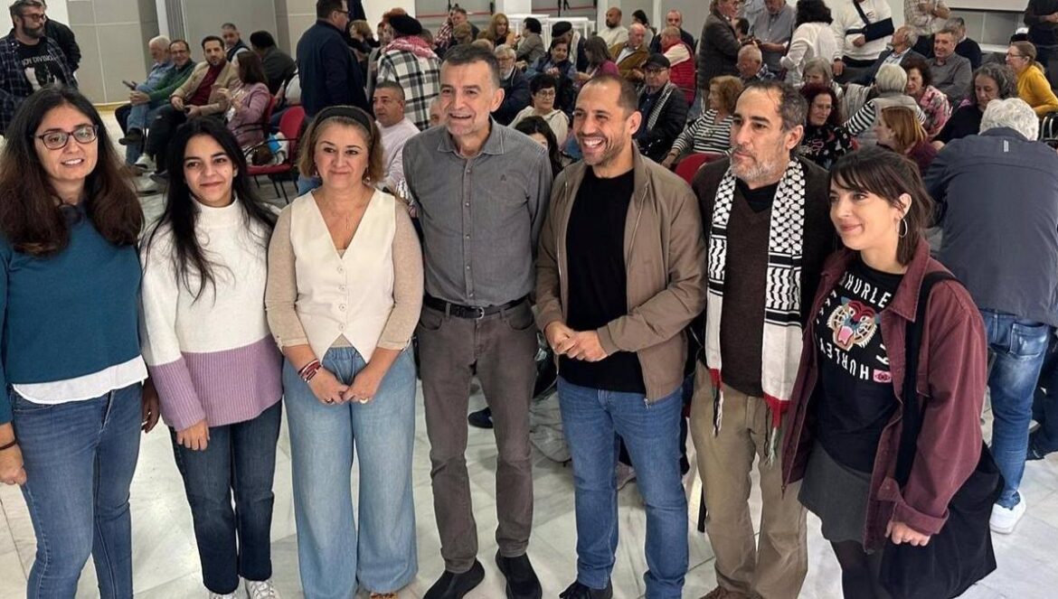 Encuentro de Maíllo (centro) con la militancia de IU en Córdoba este sábado.