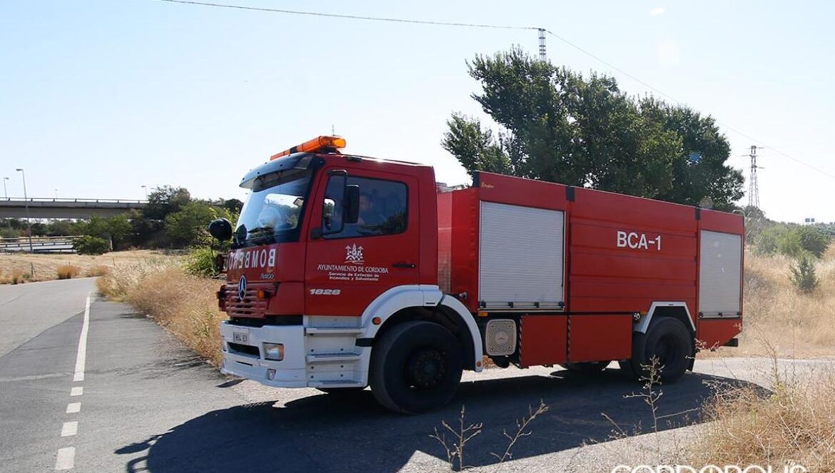 El vehículo ardiendo en la CO-3105.