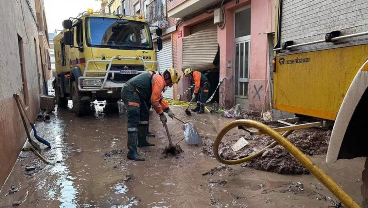 Voluntarios en una calle de Paiporta. Banderas a media hasta en Puente Genil tras el fallecimiento de la joven pontanesa en Paiporta.