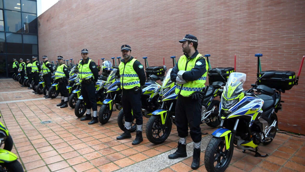 Nuevas motos y 'scooters' de la Policía Local. / Juan Ayala