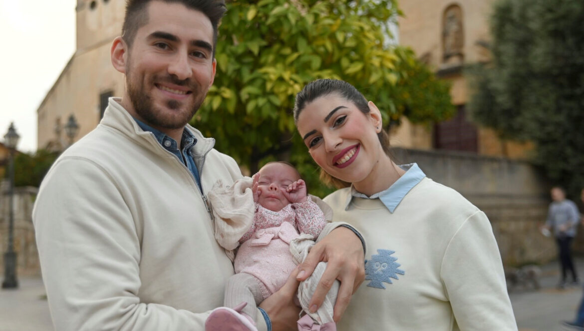 Almudena Ruz y José Luis Armada con su hija Almudena, una bebé prematura nacida en el Reina Sofía. / Juan Ayala