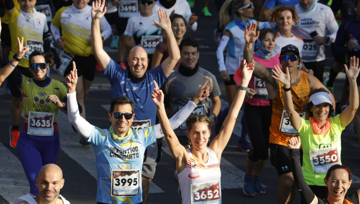 Un grupo de atletas, en el inicio de la Media Maratón de Córdoba del año pasado. / Miguel Ángel Salas