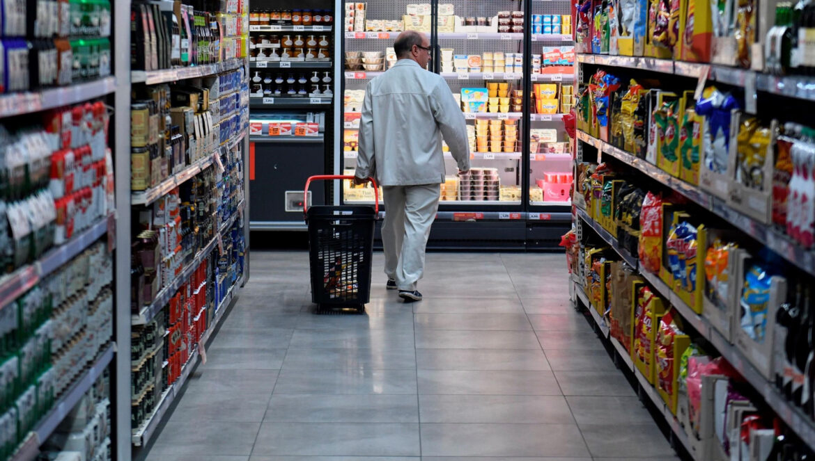Una persona hace la compra en un supermercado / El Día