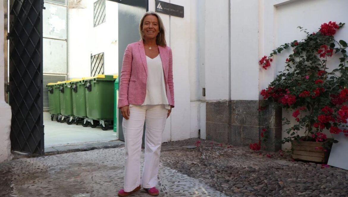 Isabel Albás presenta el ecopunto en la plaza del Cardenal Salazar.