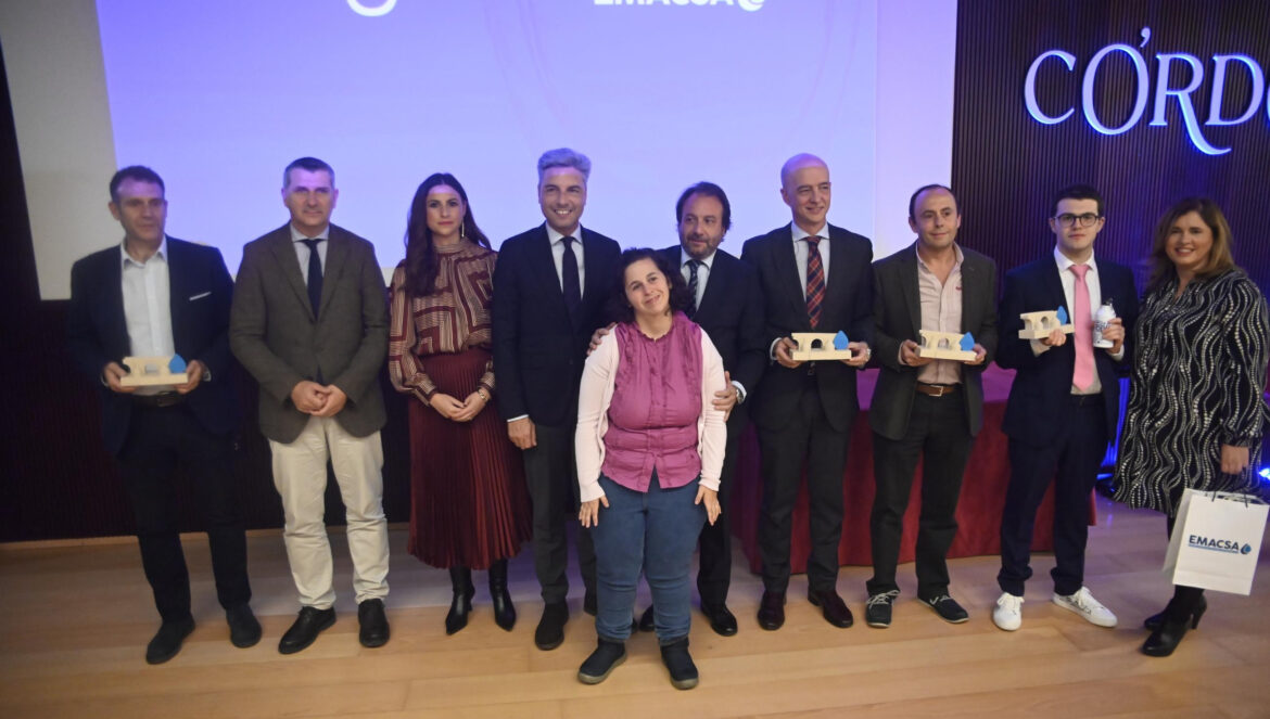 Foto de familia de los premiados con las instituciones. / Juan Ayala