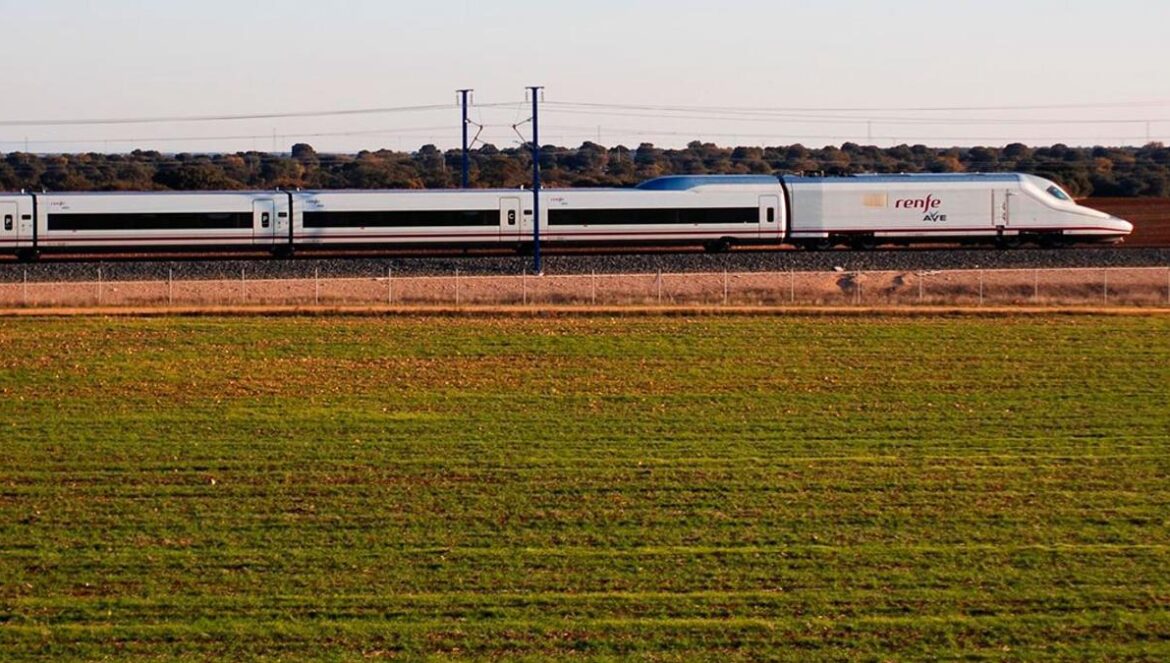Un tren AVE en circulación.