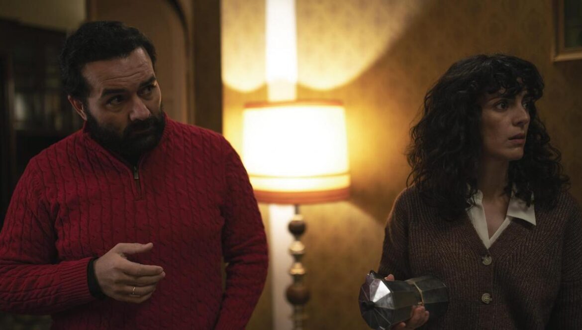 Alfonso Sánchez y Beatriz Arjona en un fotograma de 'Solos en la noche' CURRO MEDINA Una imagen de 'Los restos del pasar'. Una escena del cortometraje de José Antonio Gutiérrez Bustos, 'Tumbas vecinas'.