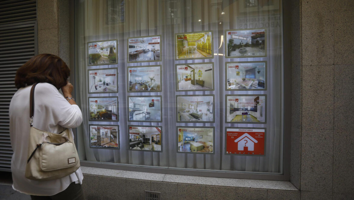 Una persona observa la oferta de pisos en una inmobiliaria / El Día
