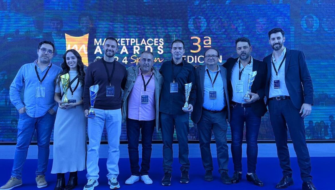 El equipo de Zentrik, junto a representantes de las marcas Barakaldo Vet+Shop y Los Nietos, en la gala de entrega de los Marketplaces Awards 2024.