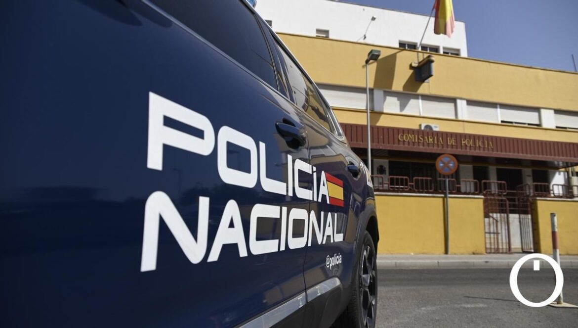 Un vehículo de la Policía Nacional frente a la comisaría del Parque Figueroa.