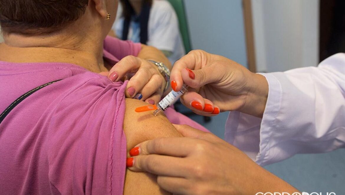 Una mujer recibiendo su vacuna contra la gripe | MADERO CUBERO
