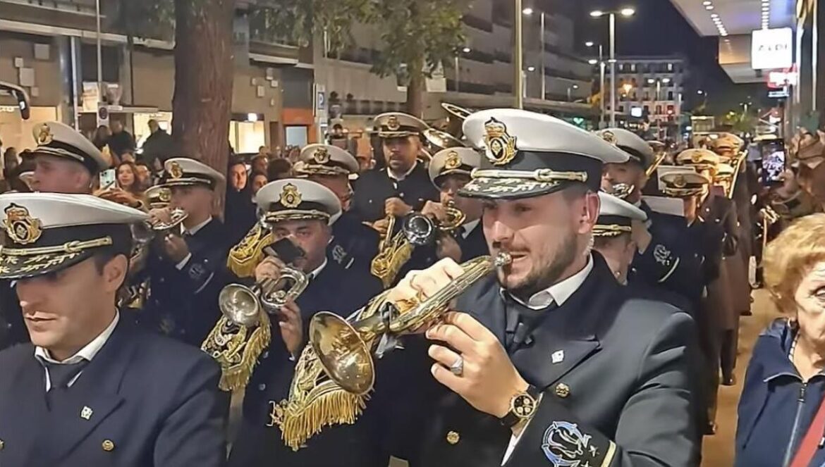 La Banda de Cornetas y Tambores La Unión de Baena tocando en plena calle Fuencarral.
