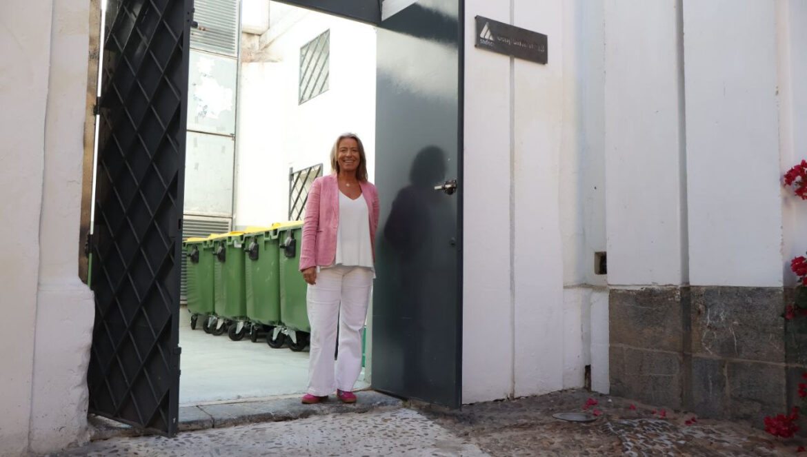 Isabel Albás posa junto al nuevo ecopunto. / El Día