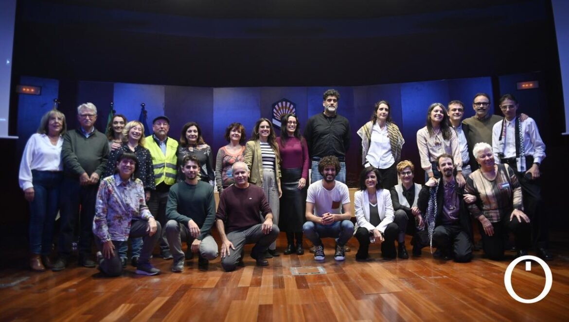 Los premiados y componentes de la mesa redonda previa. J. M. Ayala Galardonados de esta edición y anteriores, junto a miembros del jurado. J. M. Ayala Rafael Juan conduciendo la gala. J. M. Ayala