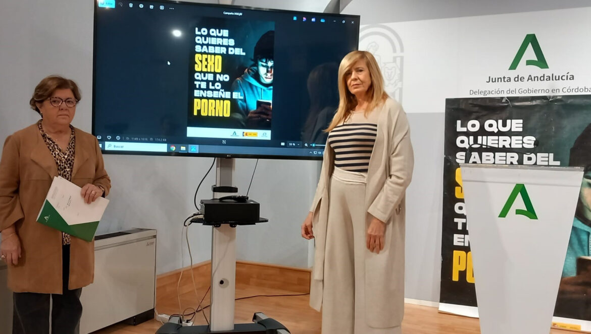 Dolores Sánchez y Rosario Alarcón presentan la campaña de prevención del consumo de pornografía. / El Día
