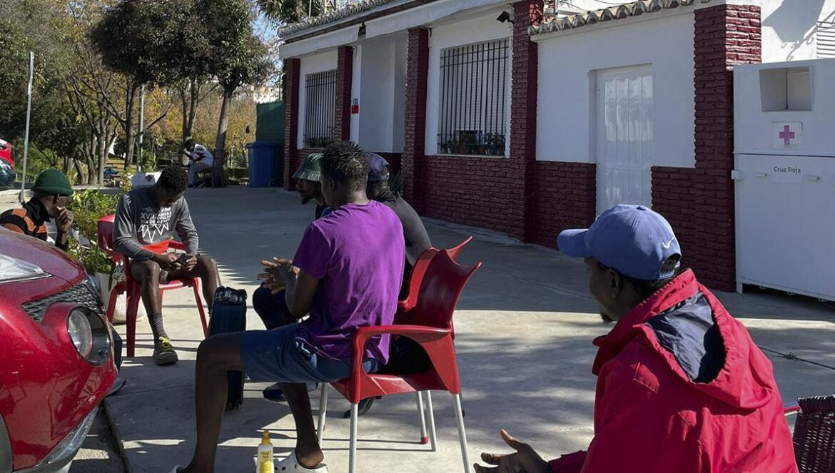 Temporeros inmigrantes en el exterior del centro de atención de Cruz Roja en Baena Temporeros inmigrantes en el centro de atención de Cruz Roja en Baena Un grupo de temporeros duerme junto a casetas municipales en Lucena como el año pasado | IMAGEN DE ARCHIVO