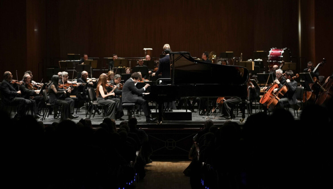 El pianista Martín García García y la Orquesta de Córdoba, durante el concierto. / Rafa Alcaide / IMAE
