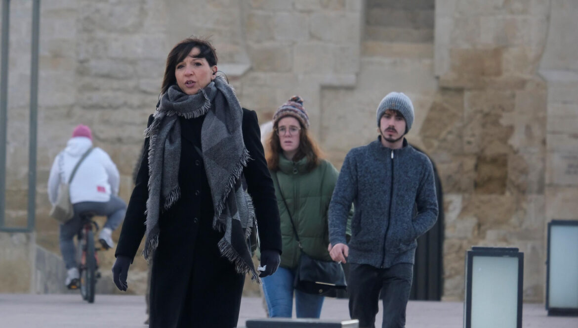Varias personas caminan por el Puente Romano de Córdoba / Juan Ayala