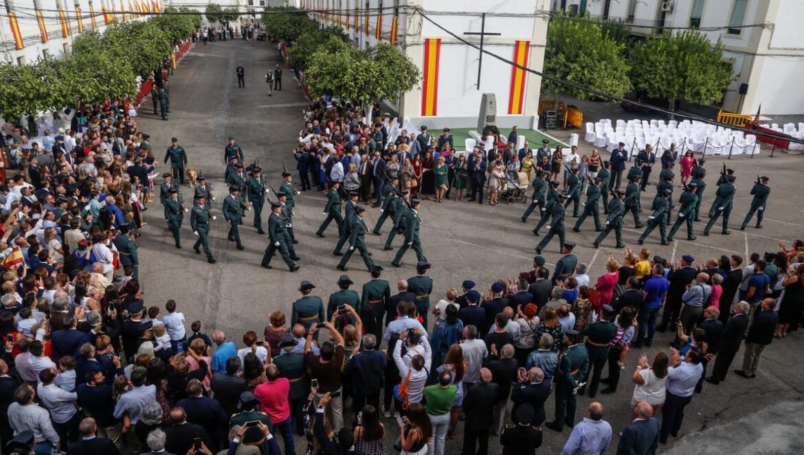 Desfile de la Guardia Civil en la Comandancia.