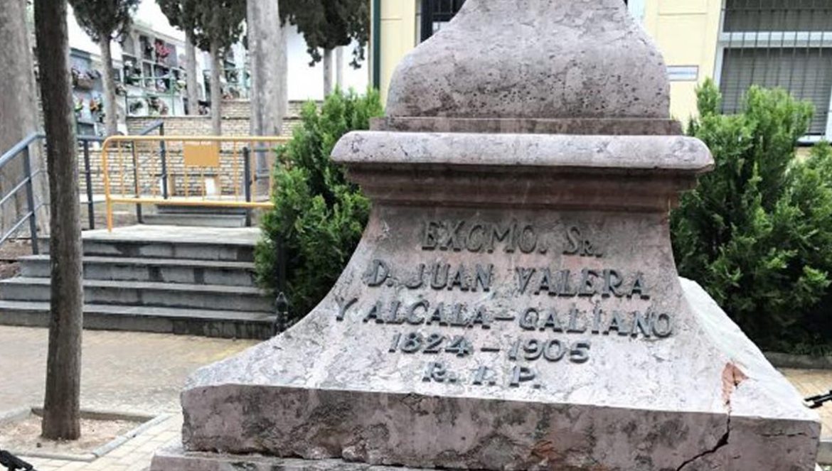 Urna funeraria de Juan Valera en Cabra.