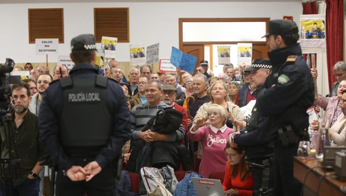 Protestas en el Salón de Plenos del Ayuntamiento de Córdoba. MADERO CUBERO Protestas en el Pleno del Ayuntamiento de Córdoba. MADERO CUBERO