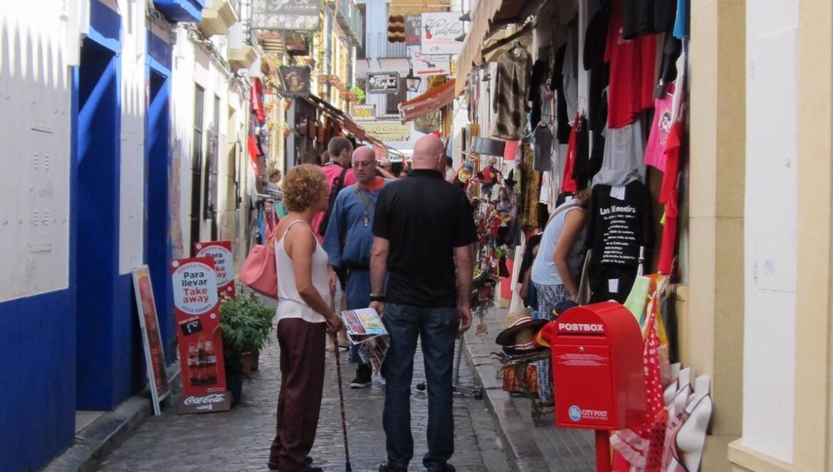Turistas junto a tiendas de 'souvenirs' en el casco histórico de Córdoba.