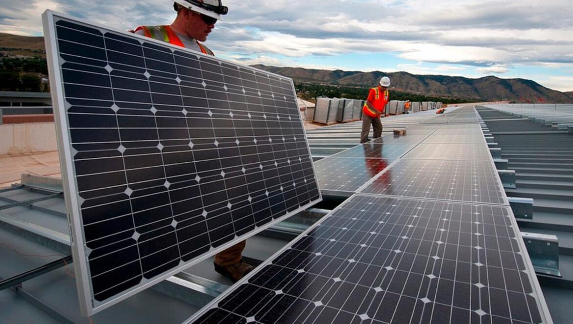 Instalación de placas solares PIXABAY