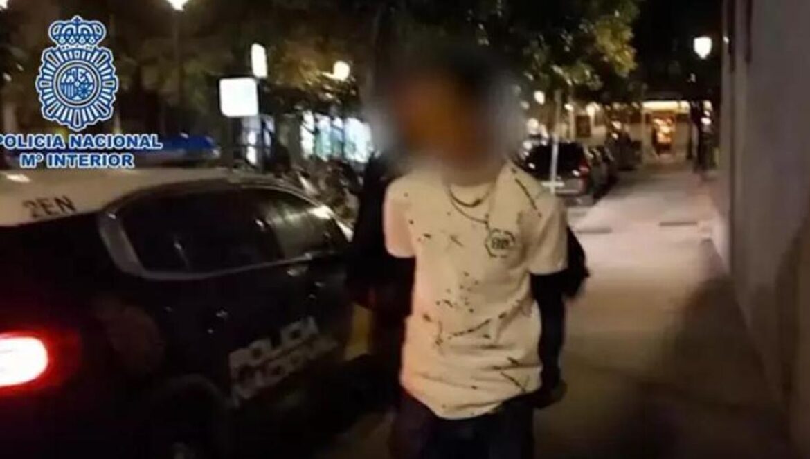 Imagen de archivo de la detención de un joven por intentar asfixiar mediante la técnica del 'mataleón'.
