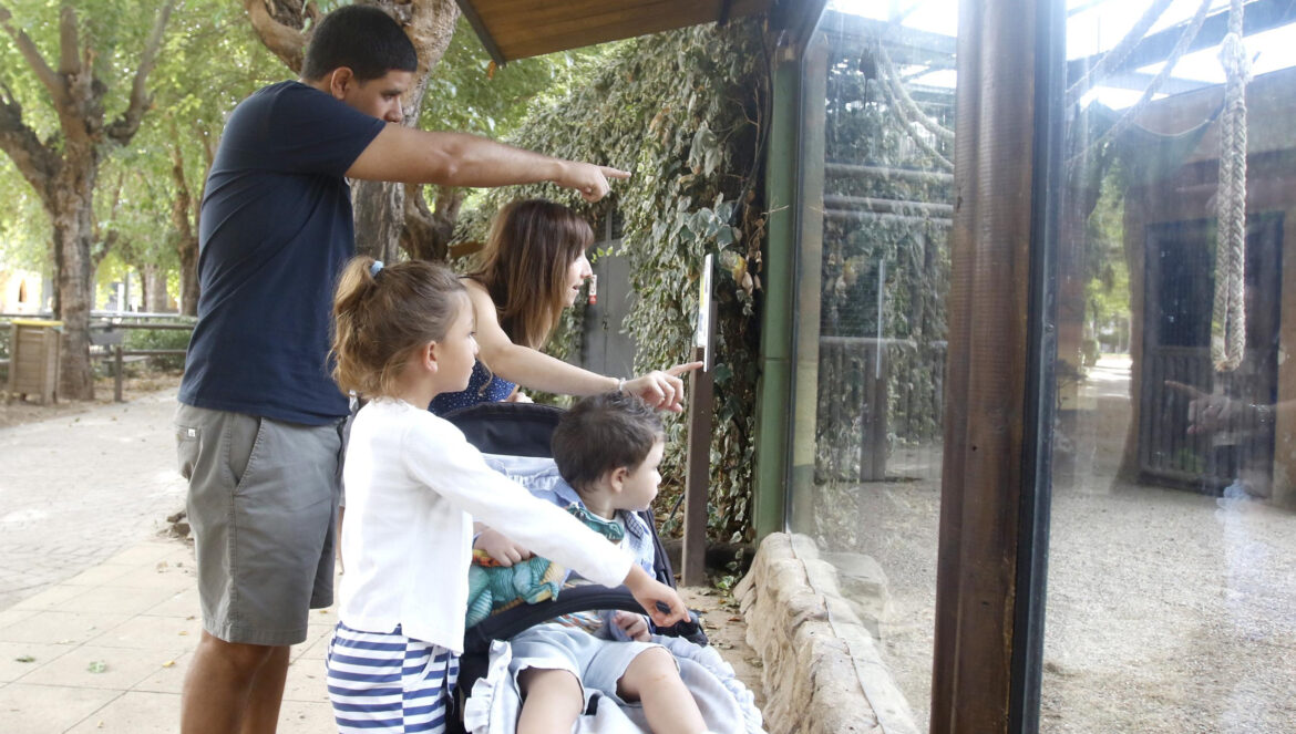 Una familia, en el zoo de Córdoba. / Juan Ayala