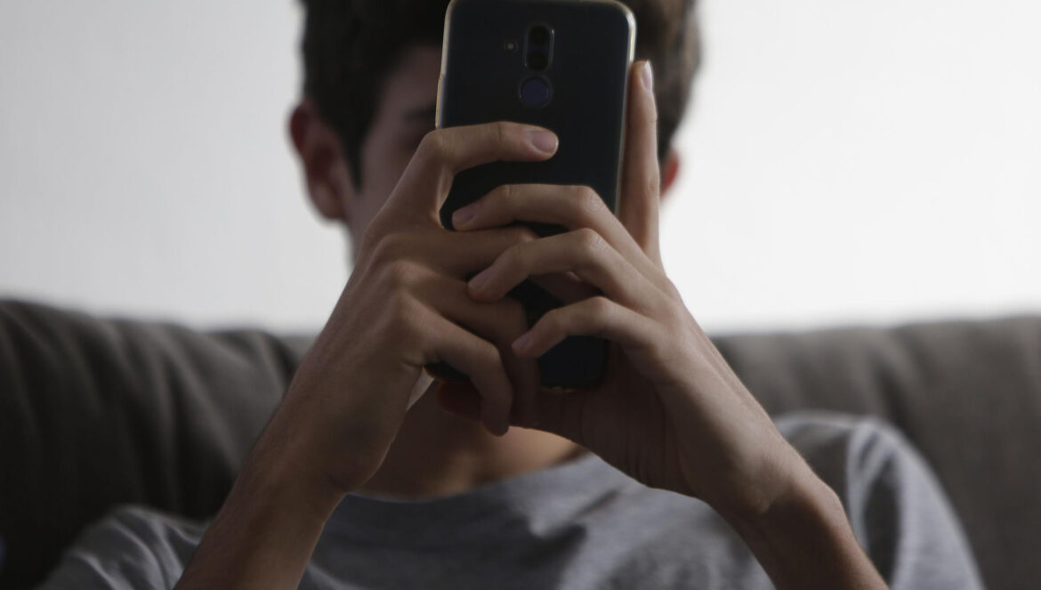 Un adolescente sostine un móvil. / JOSÉ ÁNGEL GARCÍA