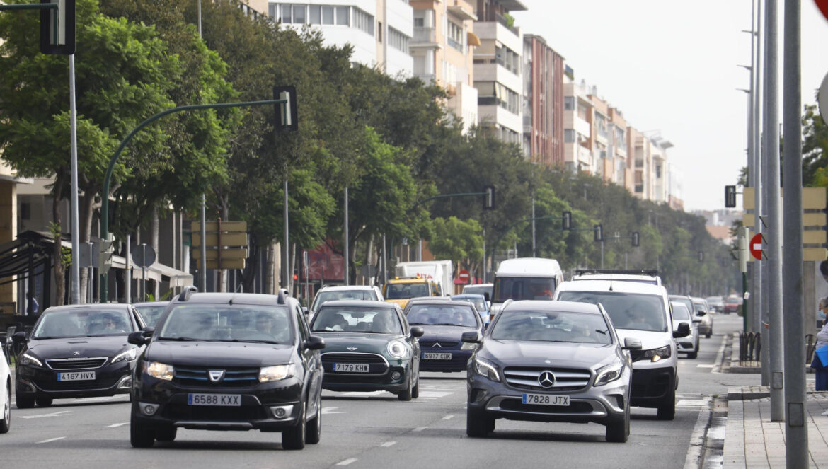 Tráfico rodado en la avenida Carlos III. / Miguel Ángel Salas