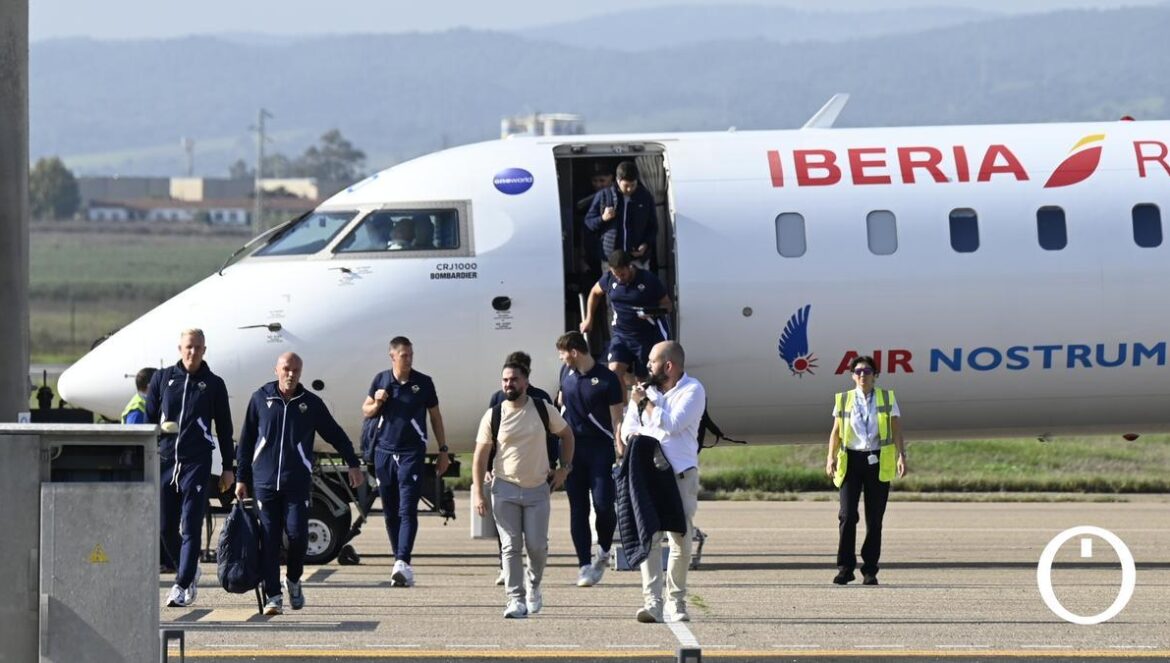 Llegada del CD Castellón al Aeropuerto de Córdoba J. M. Ayala