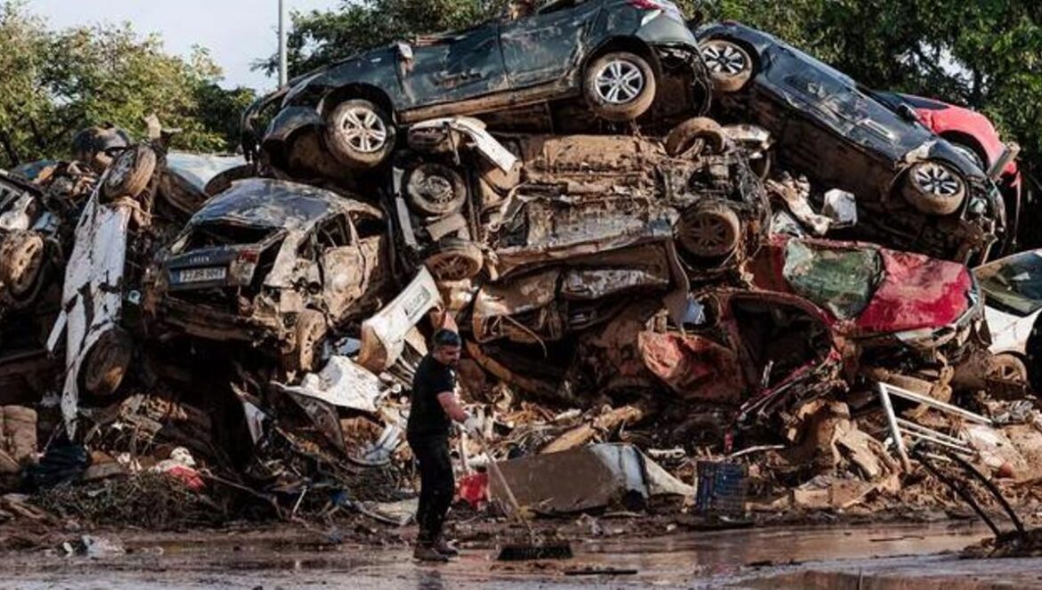 Varias personas limpian entre coches amontonados en Alfafar tras el paso de la DANA Carlos Luján EP