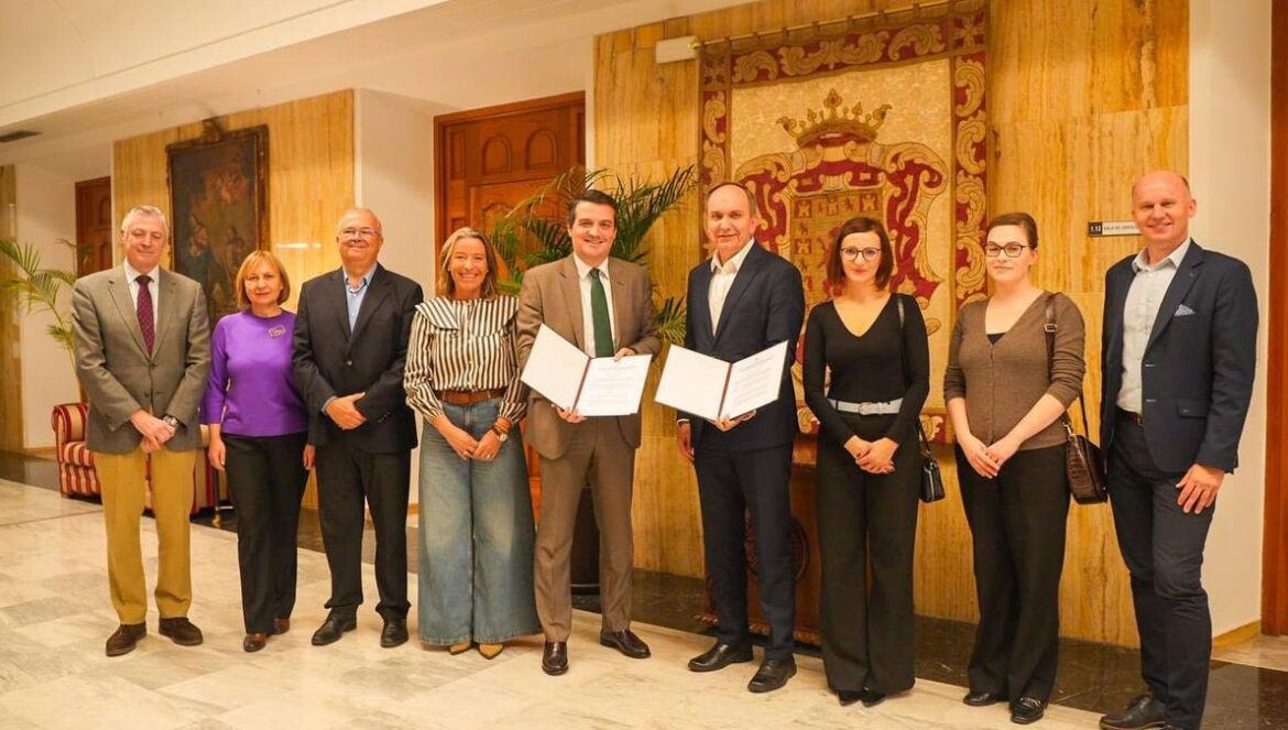 Firma del convenio entre el Instituto Chopin y el Ayuntamiento de Córdoba.