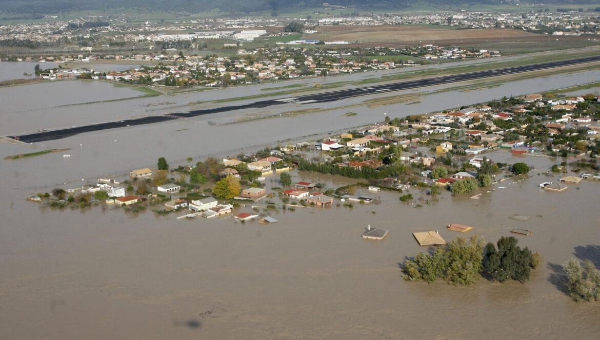 Parcelaciones del aeropuerto, anegadas por el río Guadalquivir en el año 2010.