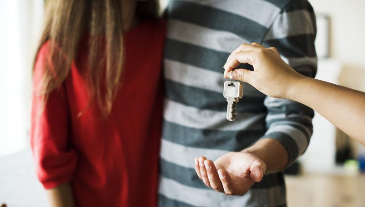 Una pareja recibe las llaves de su vivienda. FREEPICK El alcalde de Cañete de las Torres, Félix Cañete.