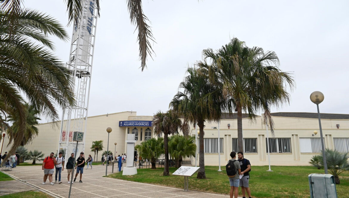 Alumnos de la UCO en el Campus de Rabanales / Juan Ayala