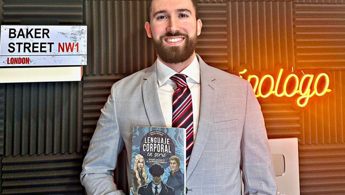 José Ignacio Fernández sostiene su libro 'Lenguaje Corporal en serie" / El Día