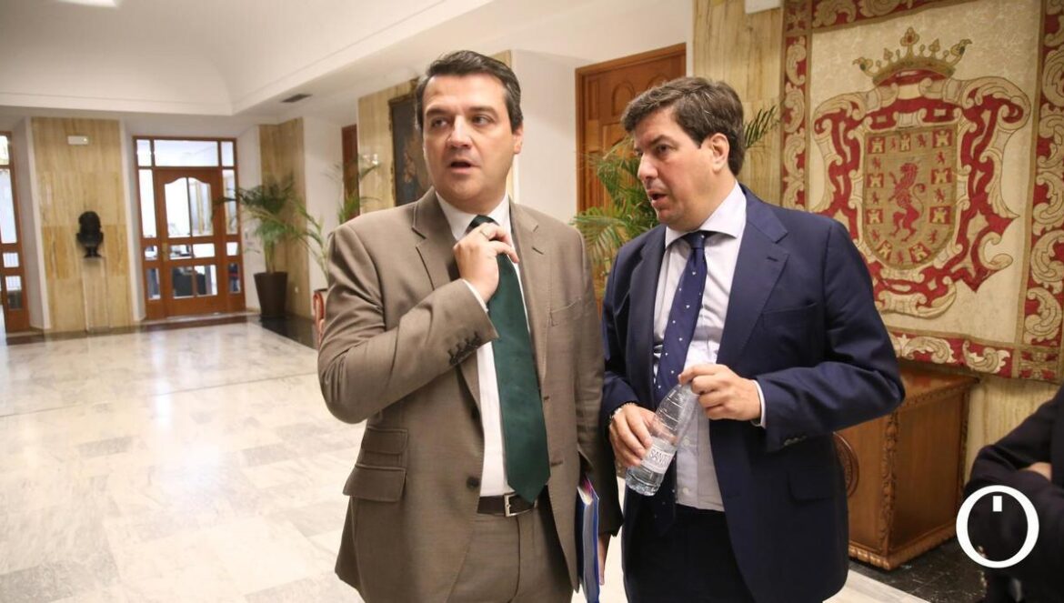 El alcalde, Jose María Bellido, antes de empezar el Pleno que finalmente se ha suspendido. MADERO CUBERO Bancada del PSOE y Hacemos Córdoba MADERO CUBERO Vecinos de Villarrubia protestan en el Pleno del Ayuntamiento MADERO CUBERO