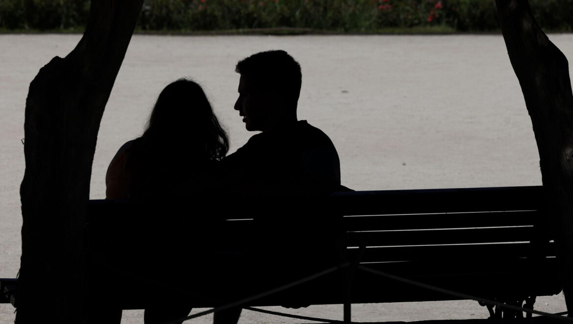 Una pareja joven en un parque. / Efe