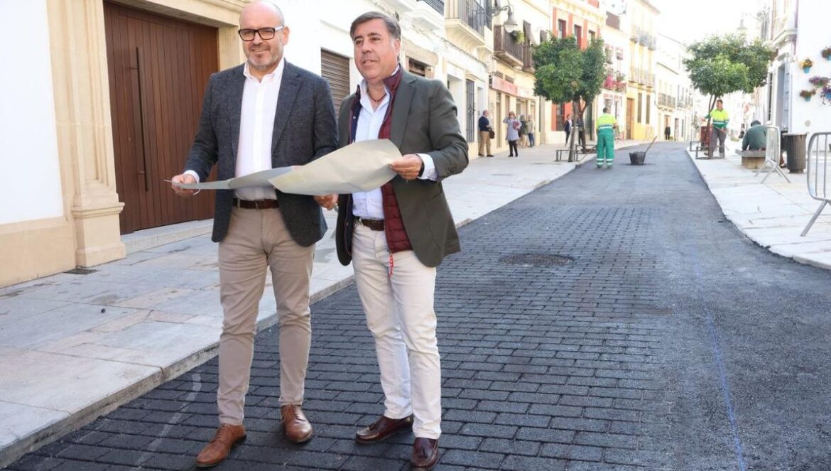 Jordano y Ruiz Madruga informan de la obra en la calle Alfaros. RAFA MELLADO