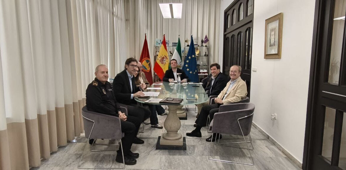 Un momento de la reunión entre José María Bellido y los vecinos de El Brillante / El Día