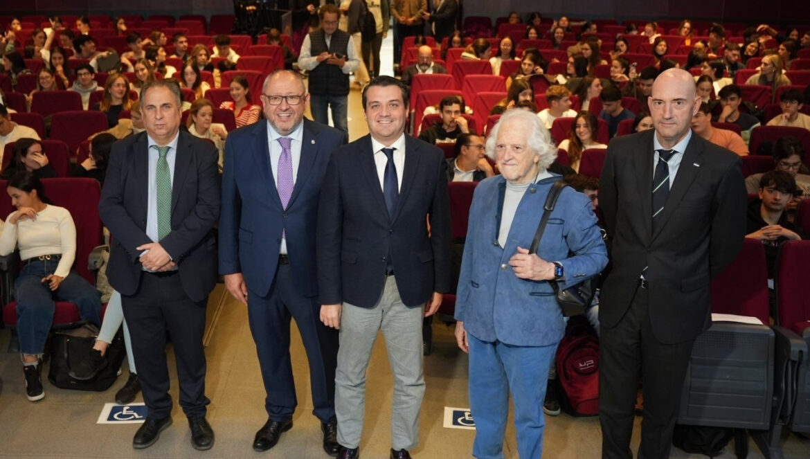 Foto de familia de la inauguración de las jornadas. / Juan Ayala
