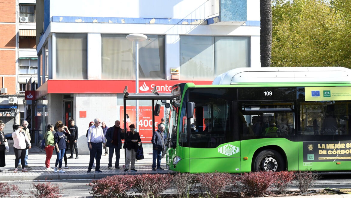 Un autobús de Aucorsa recoge viajeros en una parada. / Juan Ayala